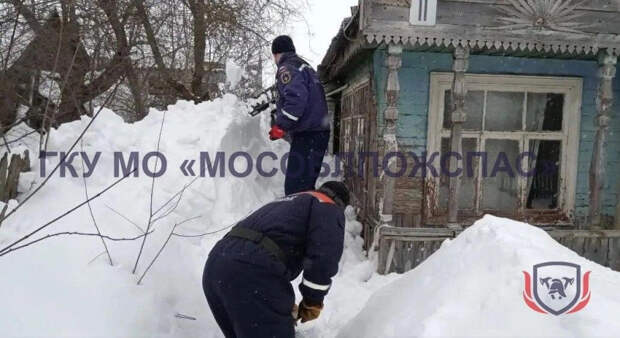 В Коломне спасатели вызволили пенсионерку, заблокированную в доме сошедшим с крыши снегом