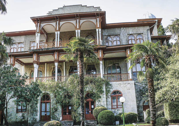 600 сортов роз и сосновая роща: уникальный парк Михаила Раевского в имении Карасан на Южном берегу Крыма