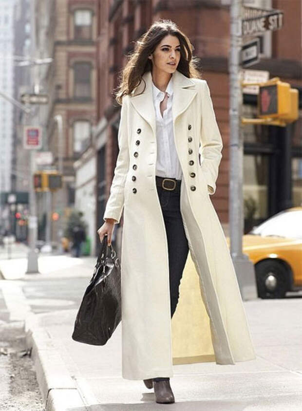 Женщина в белом пальто