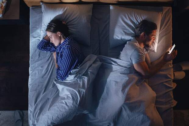 Названа предвещающая развод поза для сна