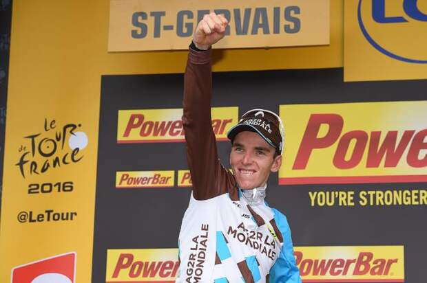 Romain Bardet celebrates his stage 19 win on the Tour de France podium (фото: Tim de Waele/TDWSport.com)