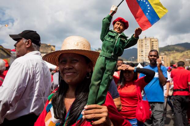 Сторонники президента Венесуэлы Николаса Мадуро празднуют его инвестиции в Каракасе, Венесуэла, 10 января 2019 года..png