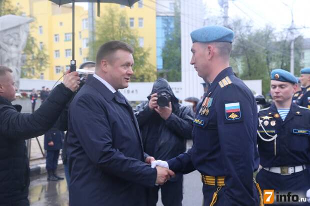Рязанцы встретили десантников, принимавших участие в Параде Победы на Красной площади