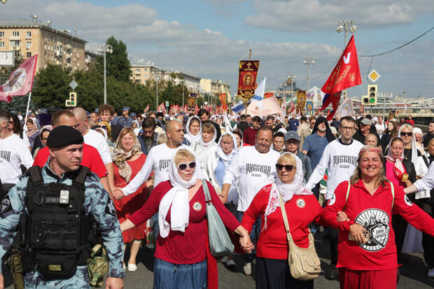 Верующие во время крестного хода в день празднования Собора Московских святых у кафедрального соборного Храма Христа Спасителя в Москве