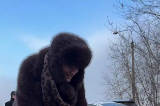 Певицу Mona обвинили в лицемерии после визита в приют для животных в шубе