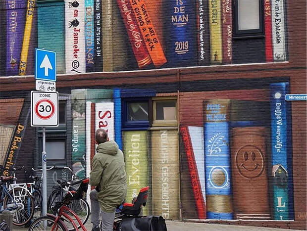 Блог - В Утрехте художники превратили жилой дом в гигантский книжный шкаф В Утрехте художники превратили жилой дом в гигантский книжный шкаф