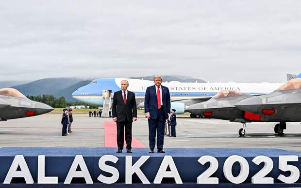 Президент России Владимир Путин и президент США Дональд Трамп во время встречи на территории аэропорта Анкориджа
