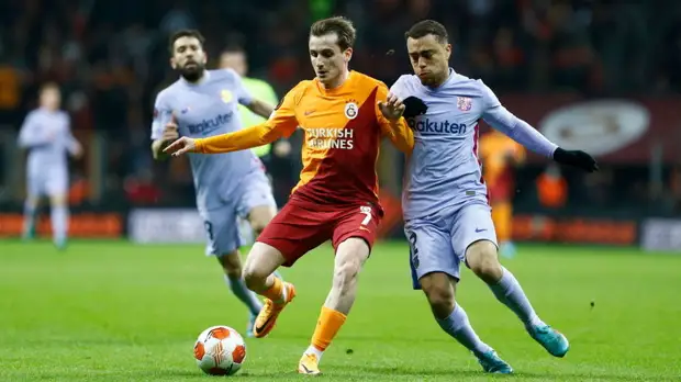 «Барселона» обыграла «Галатасарай» и вышла в 1/4 финала ЛЕ