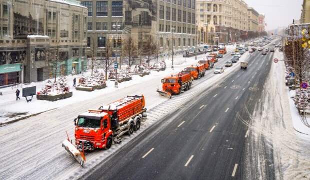 Городские службы Москвы ликвидируют последствия сильного снегопада
