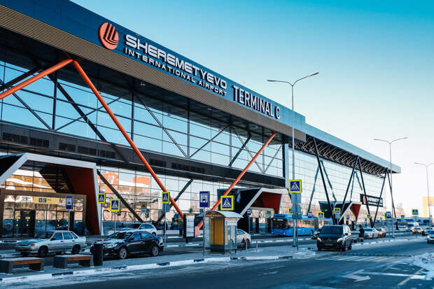 Baza: в Шереметьево тысячи пассажиров ждут чемоданы по 5-6 часов, начался бунт