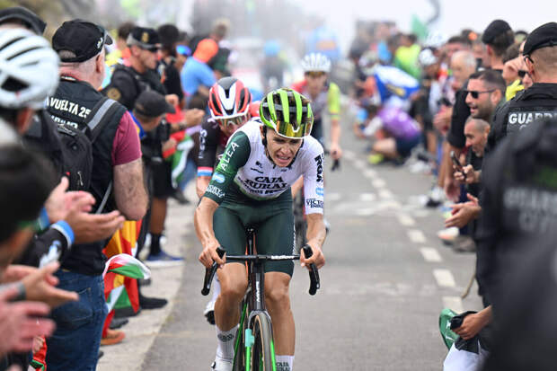 Велогонщика Гварденьо доставили в больницу после столкновения с автомобилем