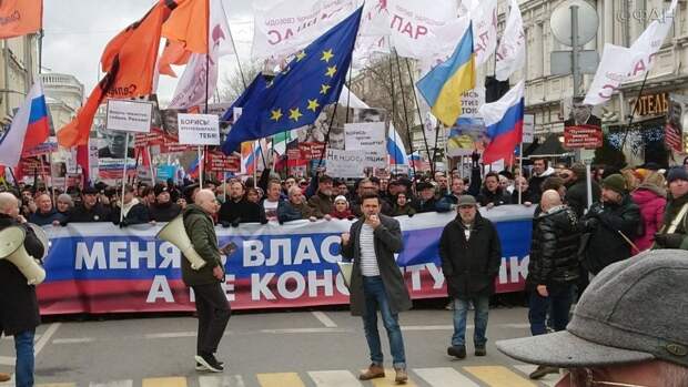 Провокаторы принесли флаги Украины и ЕС на марш памяти Немцова в Москве
