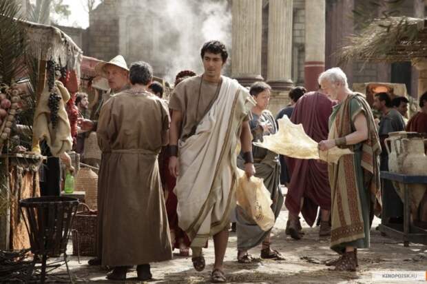 Стиль одежды был позаимствован римлянами у греков, мужчины могли облачаться в тоги / Фото: kinopoisk.ru