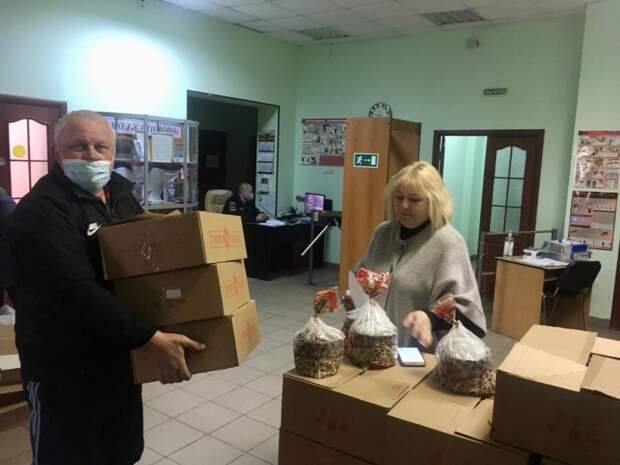 Льготникам из Молжаниновского вручили праздничные куличи