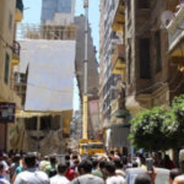 В Египте высотный жилой дом обрушился на соседнее здание
