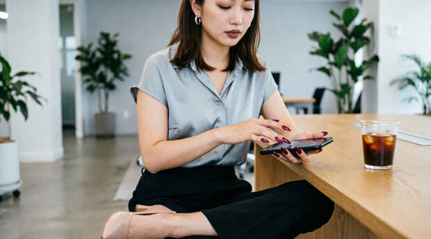 Это покрытие позволяет пользоваться сенсорными экранами при длинном маникюре