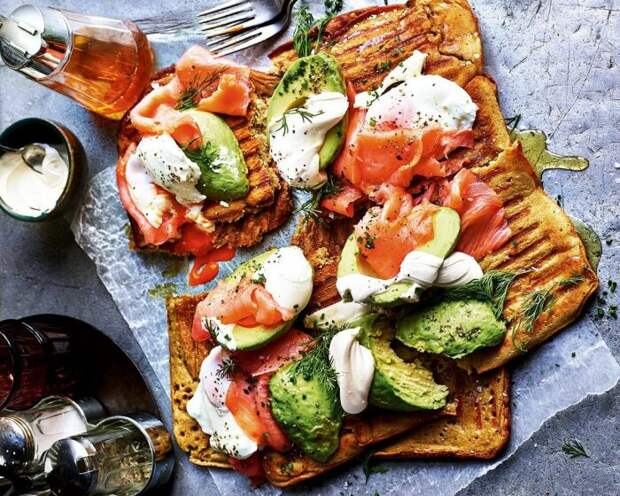 Бутерброды с моцареллой и лососем. \ Фото: deliciousmagazine.co.uk.