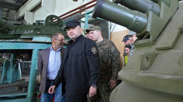 Секретарь совета национальной безопасности и обороны Украины Александр Турчинов (в центре) во время посещения Киевского бронетанкового завода