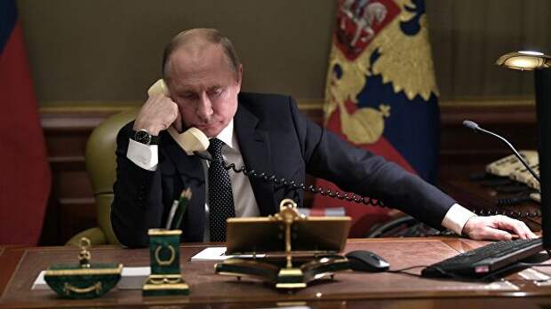 Президент РФ Владимир Путин во время телефонного разговора Президент РФ Владимир Путин во время телефонного разговора