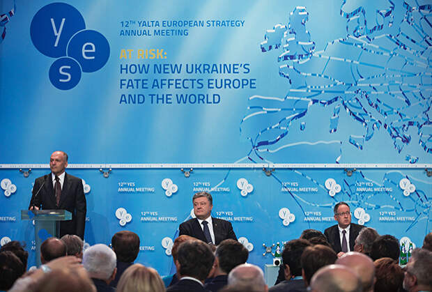 Виктор Пинчук и Петр Порошенко (слева направо) на 12-й ежегодной встрече «Ялтинской европейской стратегии в Киеве»