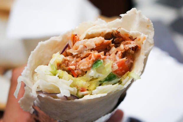 В Челябинске четверо детей тяжело заболели, поев шаурмы из ларька