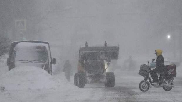 Жителей Москвы и области просят отказаться от поездок на машинах из-за циклона
