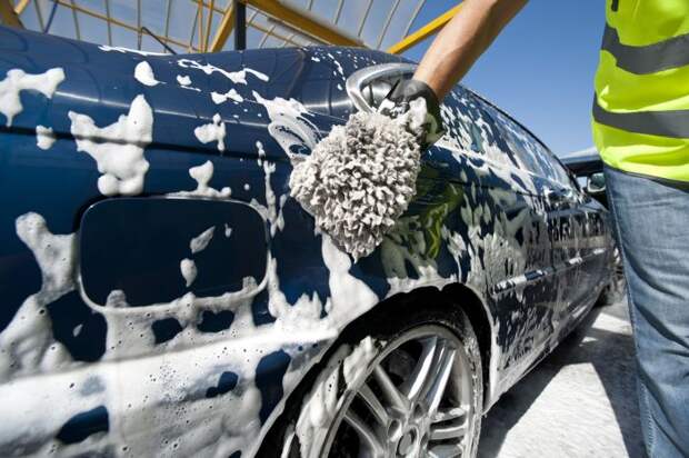 Для мытья авто стоит употреблять специальные автошампуни. /Фото: problemsolutions24.com