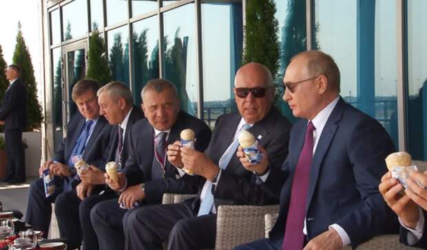 Путину принесли любимое мороженое (ВИДЕО)