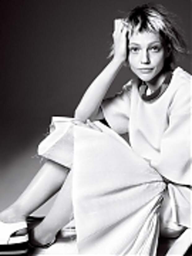 Саша Пивоварова (Sasha Pivovarova) в фотосессии Дэвида Симса (David Sims) для журнала Vogue US (январь 2014)