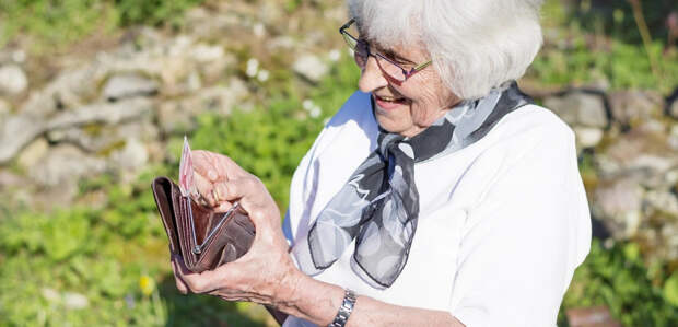 Деньги на карту и бесплатные зубы: список льгот для пенсионеров в 2026 году