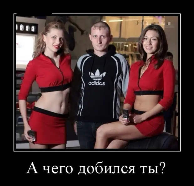 Старый еврей сидит на крылечке и умиленно наблюдает за внучком, играющим во дворе...