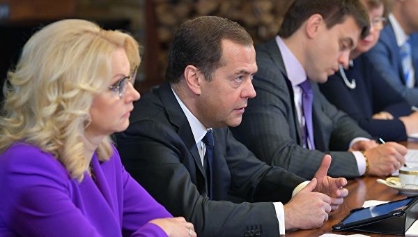 Медведев поручил премировать врачей за диагностирование рака