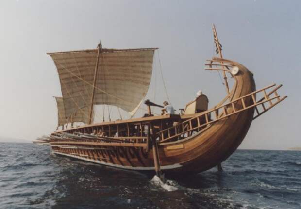 Так выглядела теорида - древний афинский корабль, на котором совершал подвиги Тесей / Фото: ds05.infourok.ru