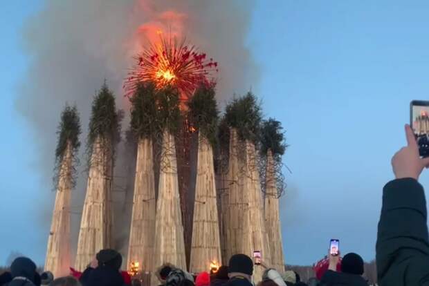В Калужской области сожгли арт-объект Горящее сердце