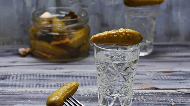 Zwei Gläser Wodka mit Essiggurken