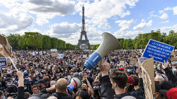 Во Франции возмущены действиями правительства