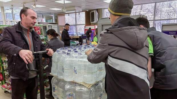 Барнаульцы пожаловались на выросшие цены на бутилированную воду в магазинах