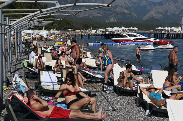 Россияне рассказали о самых стыдливых привычках соотечественников за рубежом