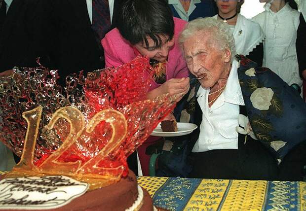 21 février 1997 à Arles, de Jeanne Calment dégustant un gâteau au chocolat que lui offre sa curatrice Marie-Pierre Maraini, lors de son 122ème anniversaire