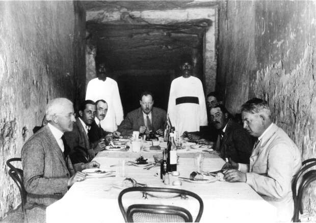 Археологи за обедом в гробнице фараона рамсеса XI, 1923 год, Египет
