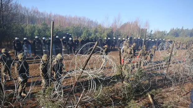 Глава МИД Белоруссии намерен обсудить с Лавровым миграционный кризис на границе