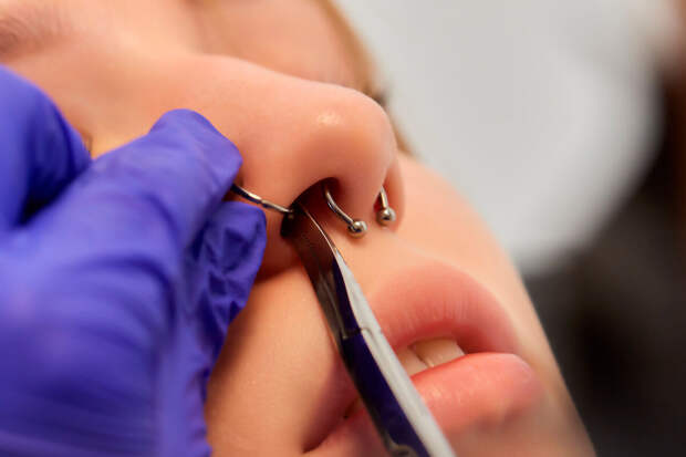 Врач Артищев: очищение полости носа пальцами может привести к травме хряща