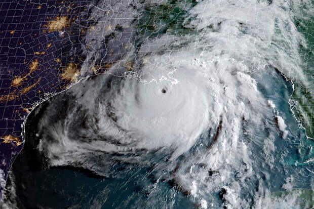Урагану "Берил" в Атлантическом океане присвоили третью категорию силы