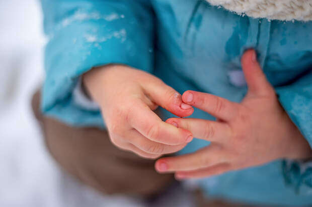 Россиянка нашла брошенного на улице в мороз ребенка из частного детсада