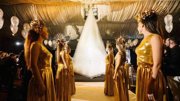 В Дубае создали рекордную пирамиду из бокалов с шампанским высотой более 8 метров