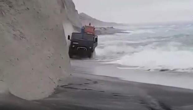 Водоплавающий грузовик: суровые рабочие будни водителя КАМАЗа на Дальнем Востоке, которому нипочем штормовой океан (видео)