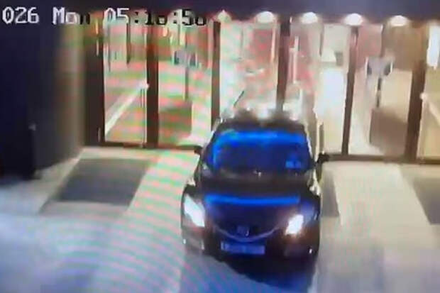 Турист под действием наркотиков протаранил на машине двери отеля в Европе и попал на видео