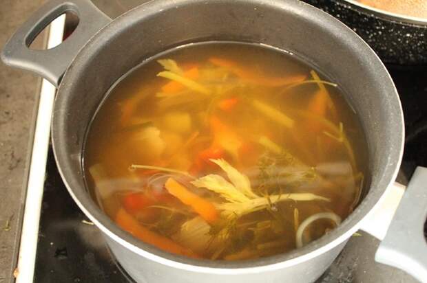 Из обрезков овощей получается отличный бульон. / Фото: sportschool-ulsk.ru Из обрезков овощей получается отличный бульон. / Фото: sportschool-ulsk.ru