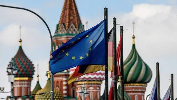 Флаги европейских государств и Евросоюза на фоне храма Василия Блаженного в Москве. Архивное фото