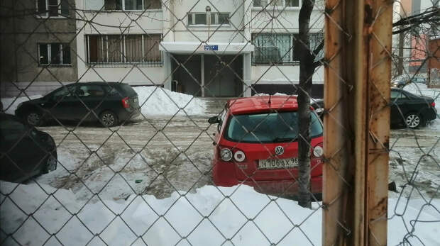 Не прыгать из окон в сугробы и не садиться за руль просят жителей Камчатки